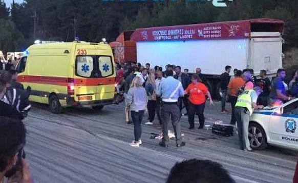 Δύο τραυματίες σε σύγκρουση λεωφορείου με αυτοκίνητο