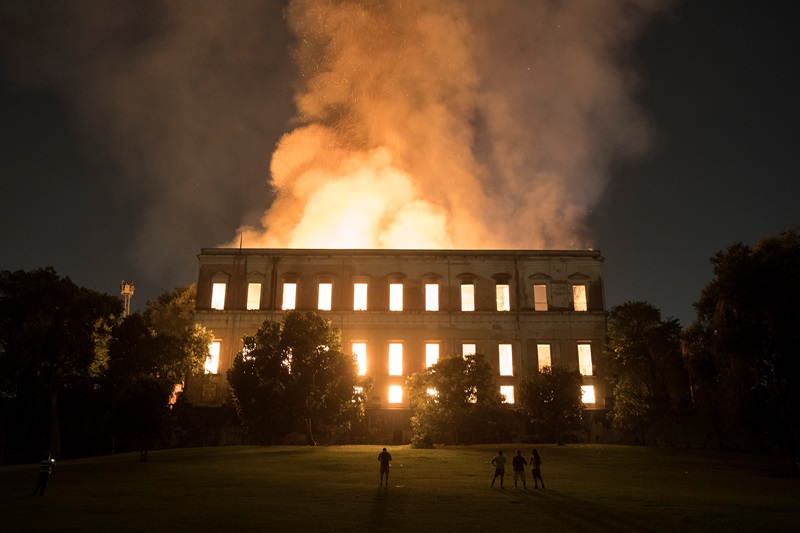Βραζιλία: Τεράστια πυρκαγιά κατέστρεψε το Εθνικό Μουσείο στο Ρίο – Ανυπολόγιστη καταστροφή (Photos)