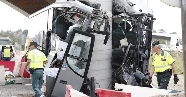 Ισπανία: Λεωφορείο «σφηνώθηκε» σε υποστύλωμα γέφυρας – Πέντε νεκροί