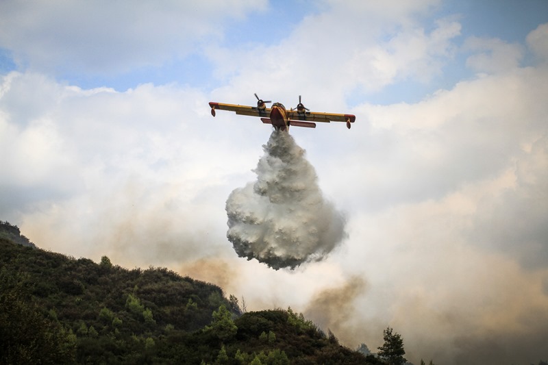 Σπάρτη: Συνεχίζει να καίει η φωτιά στην περιοχή Κελεφά Λακωνίας
