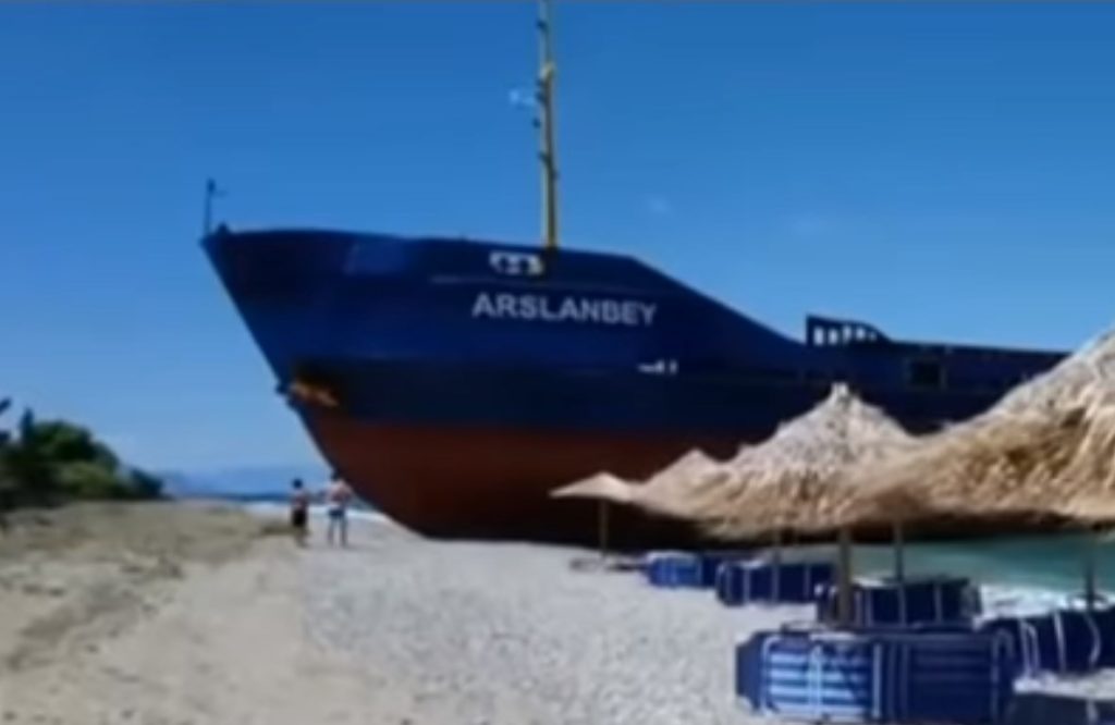 Αποκολλήθηκε το φορτηγό πλοίο που προσάραξε στη βόρεια Εύβοια (Video)