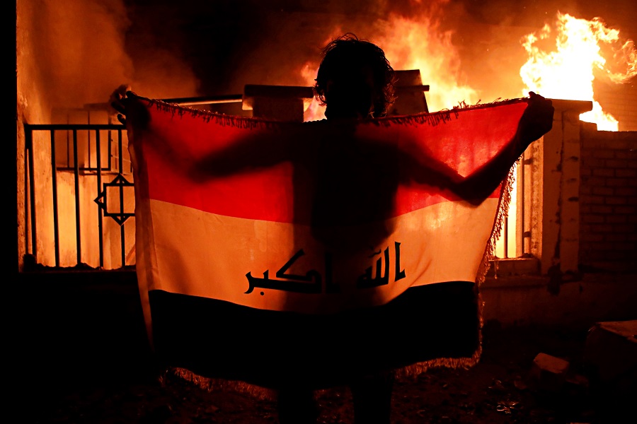 «Κόλαση» στο Ιράκ – Στις φλόγες το κυβερνείο στη Βασόρα