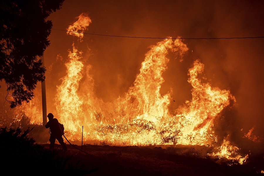 Πύρινη λαίλαπα καίει την Καλιφόρνια – Εκκενώθηκαν τα σπίτια σε τρεις κομητείες (Photos)