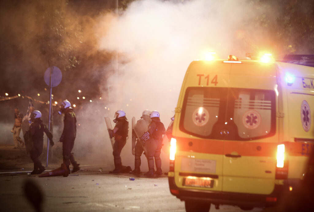 Η ανακοίνωση του ΕΚΑΒ για τους τραυματισμούς στα επεισόδια της Θεσσαλονίκης