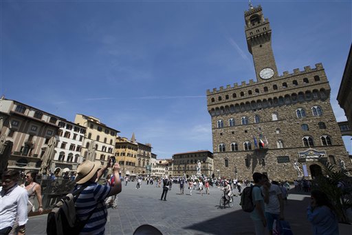 Φλωρεντία: Πρόστιμο 150-500 ευρώ στους τουρίστες που τρώνε στο δρόμο – Εφαρμόστηκε μετά από καβγά