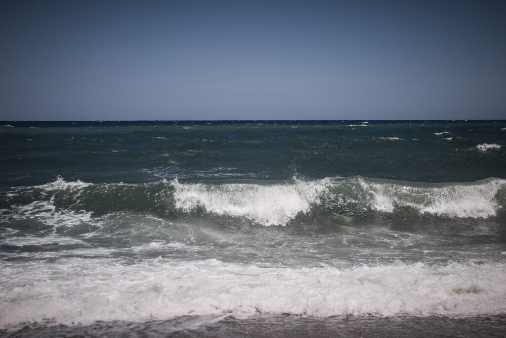 Κρήτη: Δέκα τουρίστες παρασύρθηκαν στη θάλασσα – Επιχείρηση διάσωσης με ελικόπτερο της Π.Α.