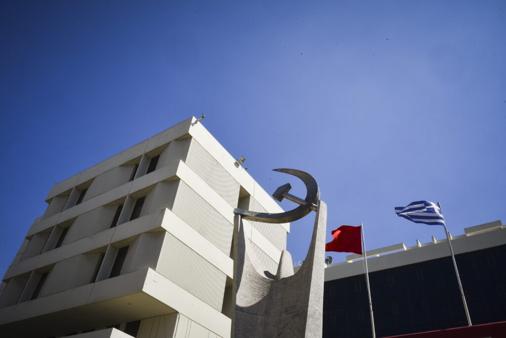 Το ΚΚΕ καταγγέλλει ότι «τσουβαλιάστηκαν» τα δάνειά του με της ΝΔ και του ΠΑΣΟΚ