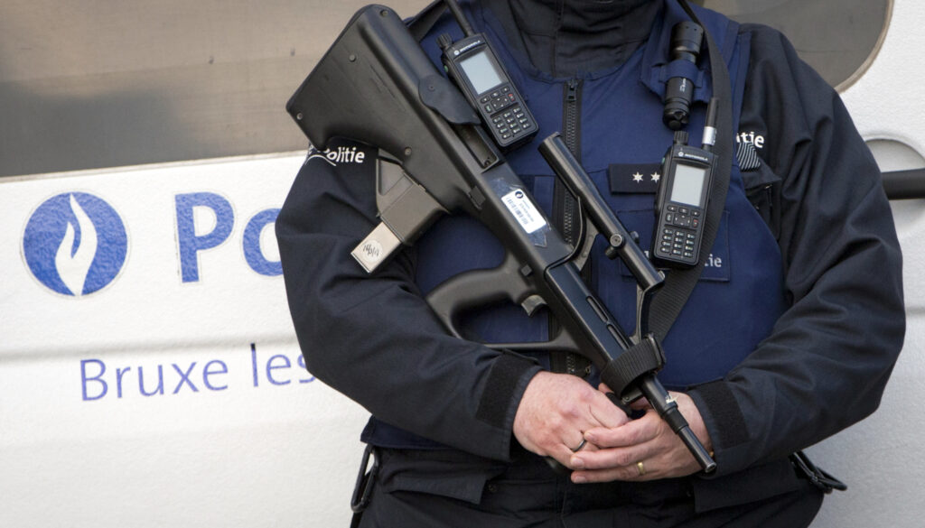 Επίθεση με μαχαίρι κατά αστυνομικού στις Βρυξέλλες – Σοβαρά τραυματίστηκε ο δράστης