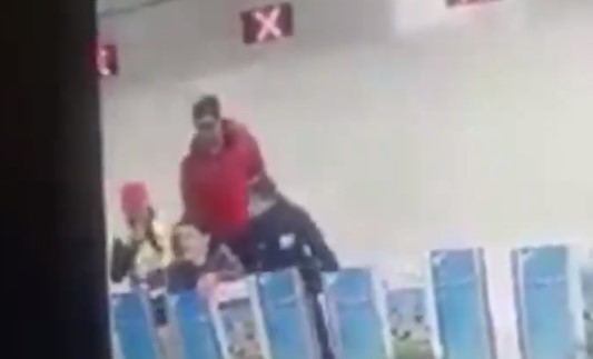 Χιλή: Πήγε να περάσει χωρίς να πληρώσει στο μετρό και … Δείτε το Video