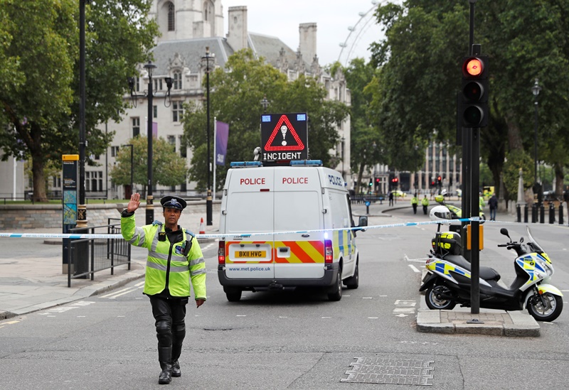 Λονδίνο: Αυτοκίνητο έπεσε πάνω σε πεζούς έξω από τέμενος – Δεν συνδέεται με τρομοκρατία