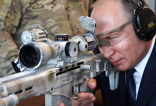 Ο Πούτιν δοκιμάζει το νέο καλάσνικοφ για ελεύθερους σκοπευτές και χτυπάει …διάνα (Video & Photos)
