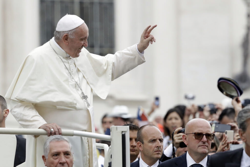 Ο Πάπας έκανε δεκτές τις παραιτήσεις άλλων δύο Χιλιανών επισκόπων που εμπλέκονται στο σκάνδαλο παιδεραστίας