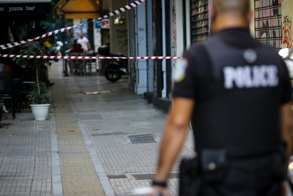 Αιματηρή απόπειρα ληστείας στο κέντρο της Αθήνας – Νεκρός ο δράστης  (Photos)