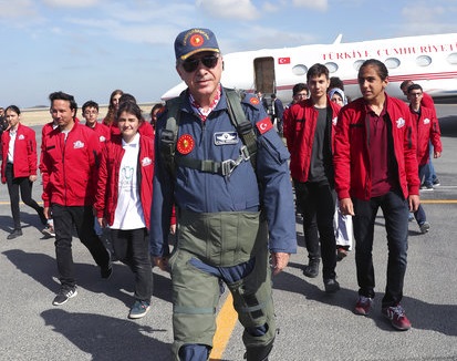 O Ερντογάν έβαλε στολή πιλότου και κάλεσε τους Τούρκους επιστήμονες να γυρίσουν πίσω