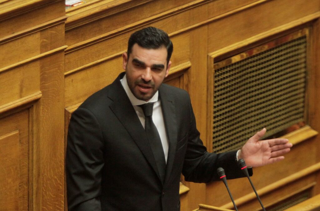 Πέντε συλλήψεις για τον ξυλοδαρμό από ακροδεξιούς του βουλευτή του ΣΥΡΙΖΑ Πέτρου Κωνσταντινέα