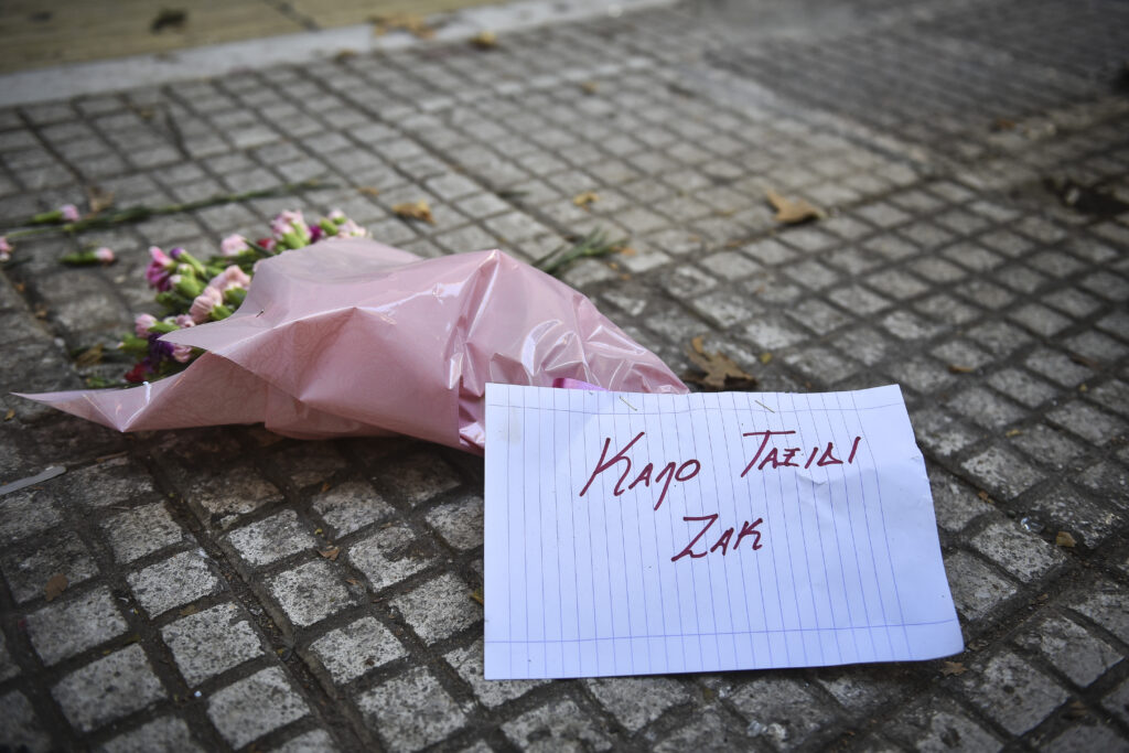 Ζακ Κωστόπουλος: Λουλούδια, σημειώματα, κεριά και συνθήματα έξω από το κοσμηματοπωλείο (Photos)