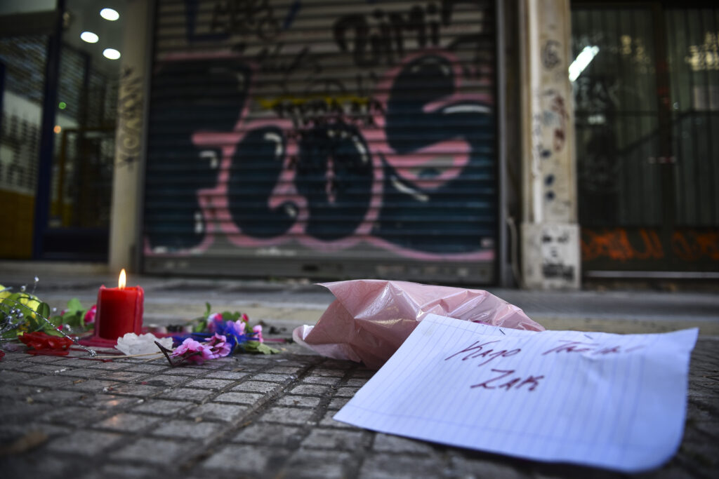 Κανιβαλίζοντας την κηδεία του Ζακ Κωστόπουλου για μερικά «κλικ» – «Δημοσιογράφοι» προσποιήθηκαν τους φίλους για να βγάλουν φωτογραφίες…