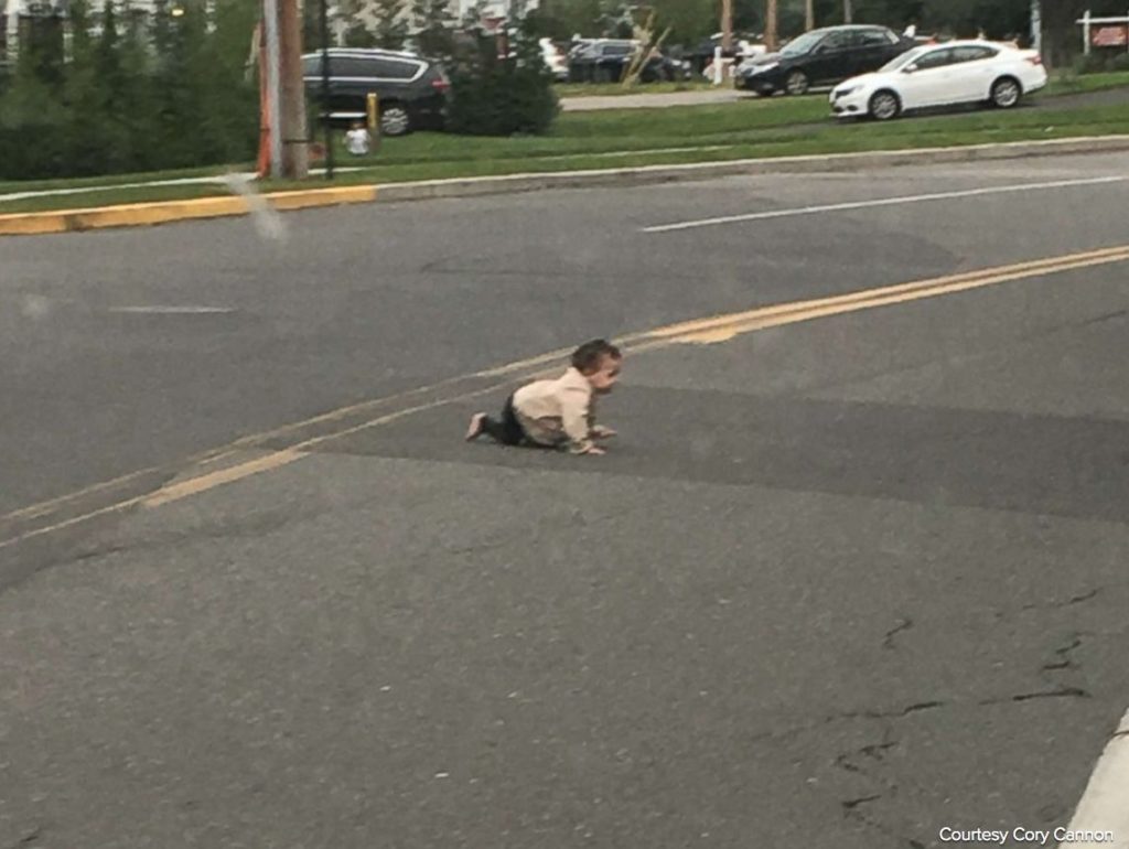 Πρωτοφανές περιστατικό στο Νιου Τζέρσεϊ: Μωρό διέσχιζε αυτοκινητόδρομο μπουσουλώντας