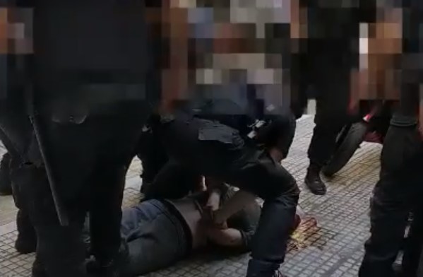 Και αστυνομικοί λίντσαραν τον αιμόφυρτο Ζακ Κωστόπουλο – Νέο Video δείχνει τι έγινε – Προσοχή: Σκληρές εικόνες