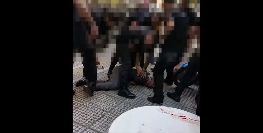 Η κατάθεση του αστυνομικού που κρατούσε το επίμαχο μαχαίρι κατά το δεύτερο λιντσάρισμα του Ζακ Κωστόπουλου