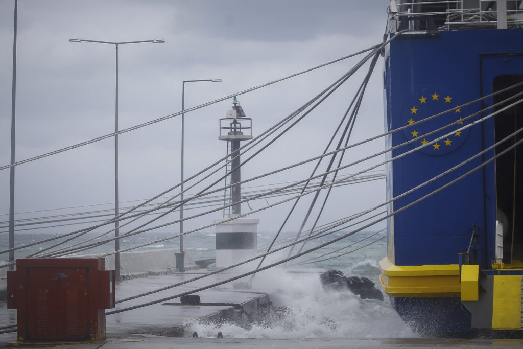 Θυελλώδεις άνεμοι στο λιμάνι της Ραφήνας (Photos)