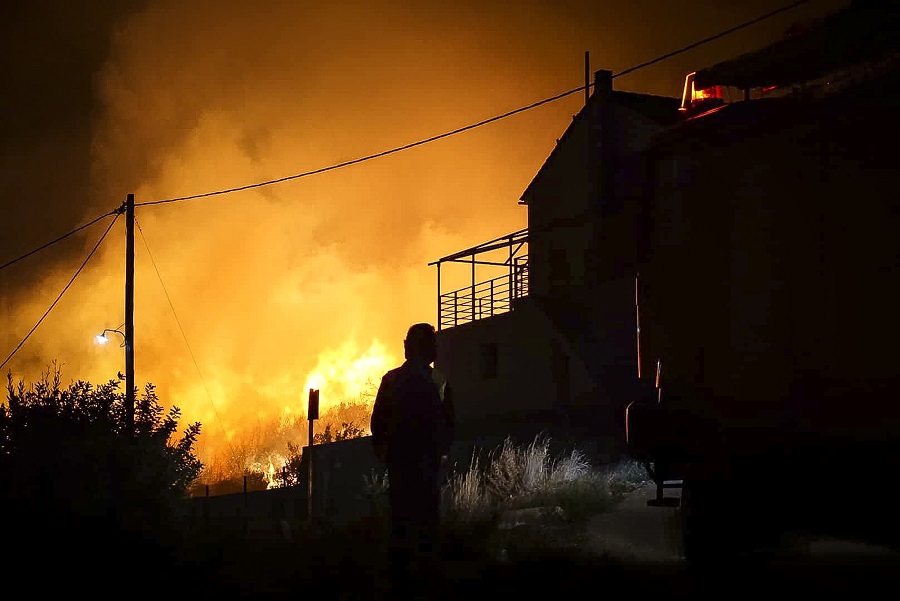 Μάχη με τις φλόγες δόθηκε τη νύχτα στην Κεφαλονιά – Υπό μερικό έλεγχο τα πύρινα μέτωπα