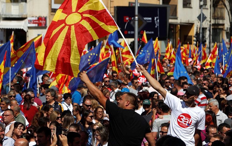 Bloomberg: Η πΓΔΜ ψηφίζει για να λύσει ένα πρόβλημα εθνικής ταυτότητας ή να το επιτείνει