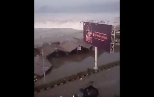 Τσουνάμι τουλάχιστον δυο μέτρων χτύπησε νησί της Ινδονησίας (Video)