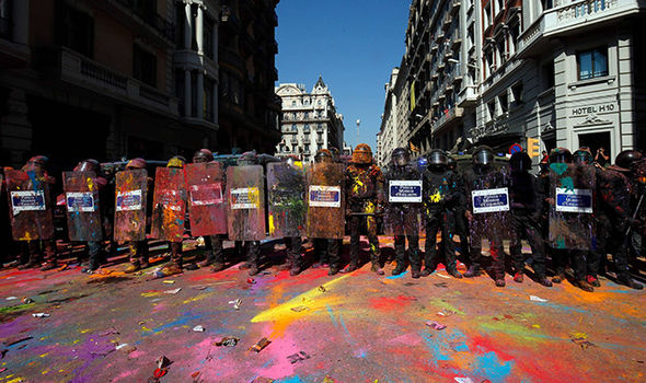Άγριες συγκρούσεις διαδηλωτών με αστυνομικούς στη Βαρκελώνη (Photos+Video)