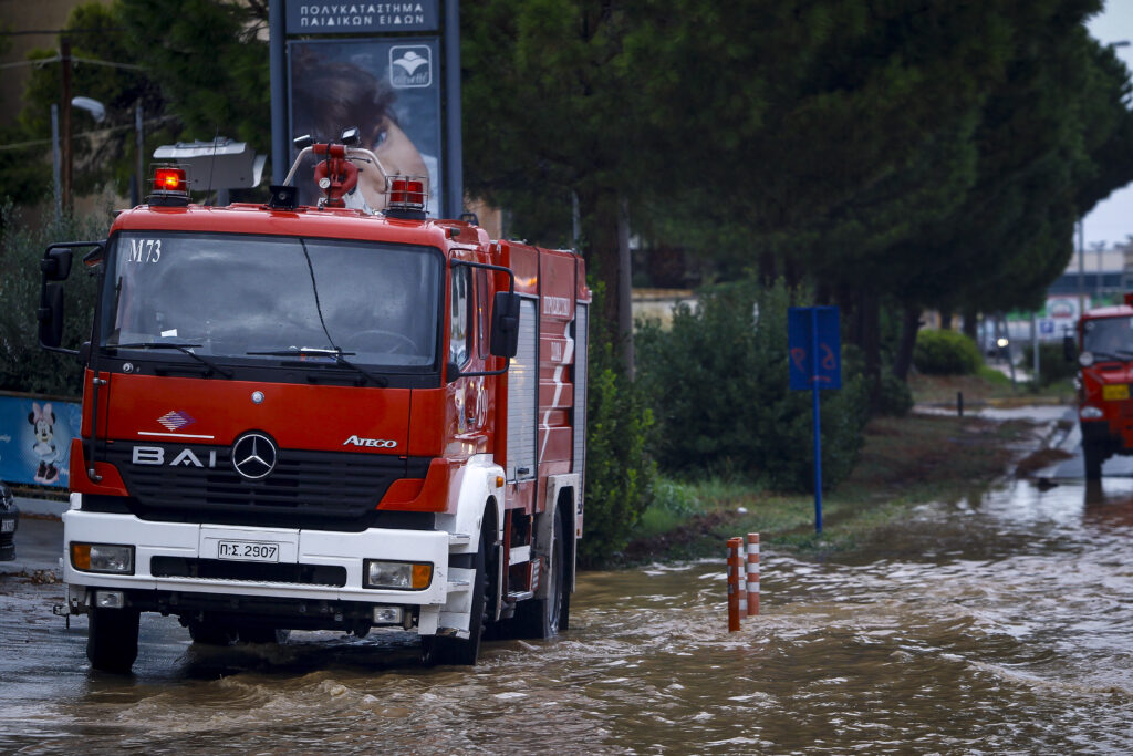 Απρόσμενη αποκάλυψη τραγωδίας στην Κερατέα: Μία νεκρή και δύο αγνοούμενοι με όχημα σε ρέμα