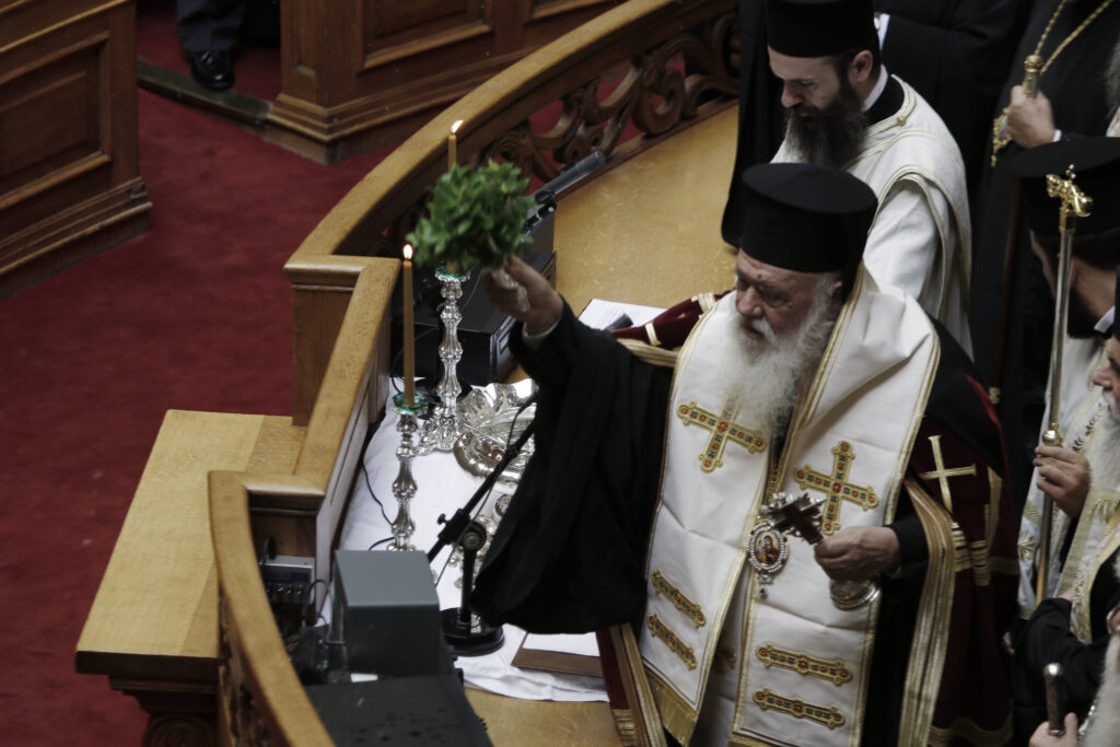 Βουλή: Αγιασμός για την τελευταία σύνοδο – Τα ανοιχτά θέματα και η απειλή της ΝΔ για πρόταση δυσπιστίας