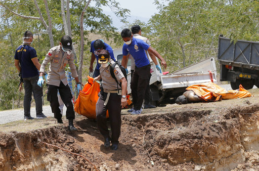 Ινδονησία: Κοινός τάφος για τα θύματα του τσουνάμι – 1000 κρατούμενοι απέδρασαν