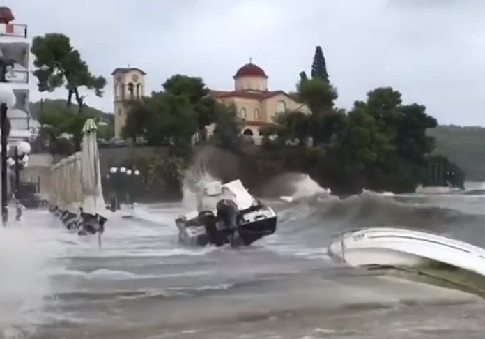 Παλαιά Επίδαυρος: Τεράστια κύματα «πετούν» τις βάρκες έξω από τη θάλασσα (Video)