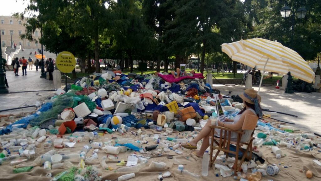 Η Greenpeace γέμισε με πλαστικά σκουπίδια την πλατεία Συντάγματος! (video+photos)
