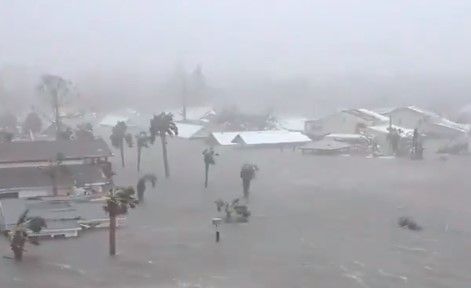 ΗΠΑ: Ένας νεκρός – 280 κάτοικοι του Πάναμα σίτι δεν άφησαν τα σπίτια τους που καλύφθηκαν από τα νερά του τυφώνα (Video)