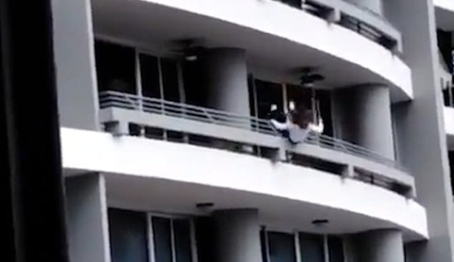 Σοκ: Δασκάλα πέφτει από τον 27ο όροφο βγάζοντας selfie (σκληρό video)