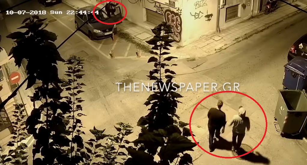 Η στιγμή που άγνωστος ξυλοκοπά άγρια δημοσιογράφο και οι διερχόμενοι κοιτούν αλλού! (Video)