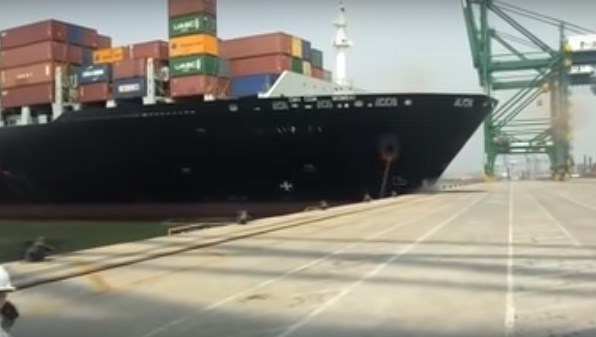 Η στιγμή που τεράστιο κοντέινερ προσκρούει στην προβλήτα και «σκίζει» το λιμάνι (Video)