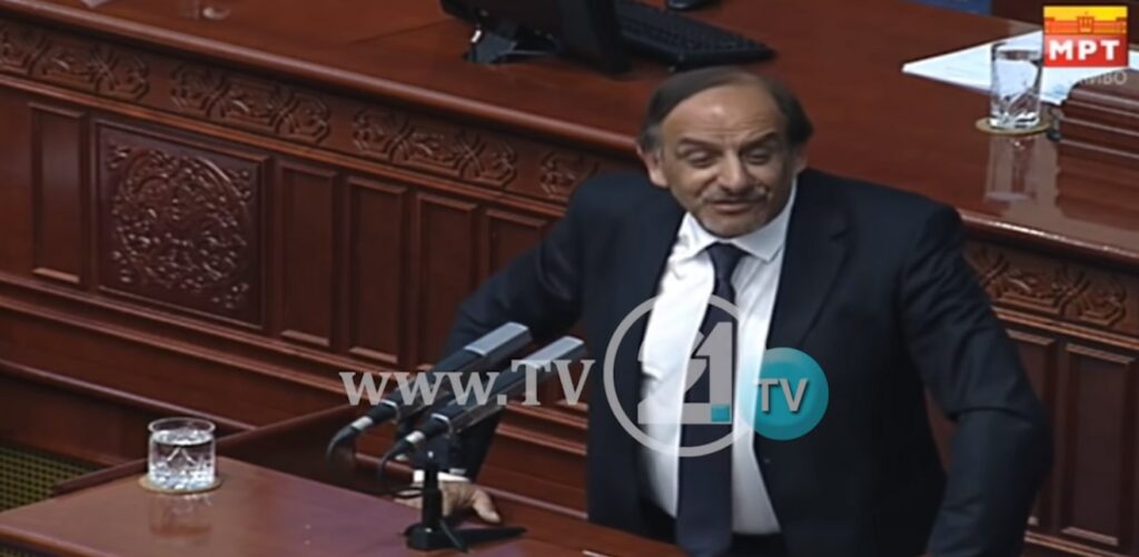 Η στιγμή που βουλευτής της πΓΔΜ ευχαριστεί στα ελληνικά τον Αλέξη Τσίπρα (Video)