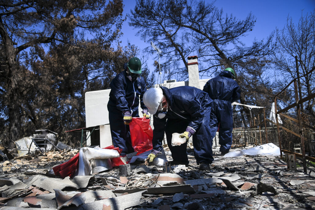 Μάτι: Καθάρισε το περιβάλλον – Δεν υπάρχει κίνδυνος για την υγεία των κατοίκων στις πυρόπληκτες περιοχές