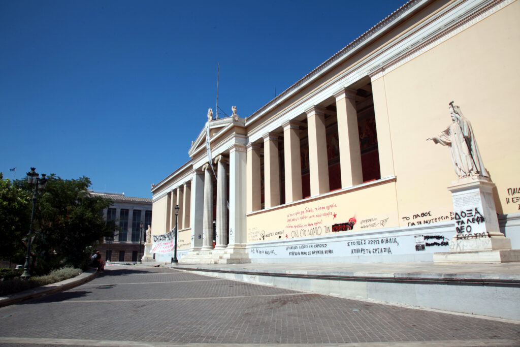 Ένταση στο Πανεπιστήμιο Αθηνών – Φοιτητές εγκλώβισαν περίπου 30 καθηγητές