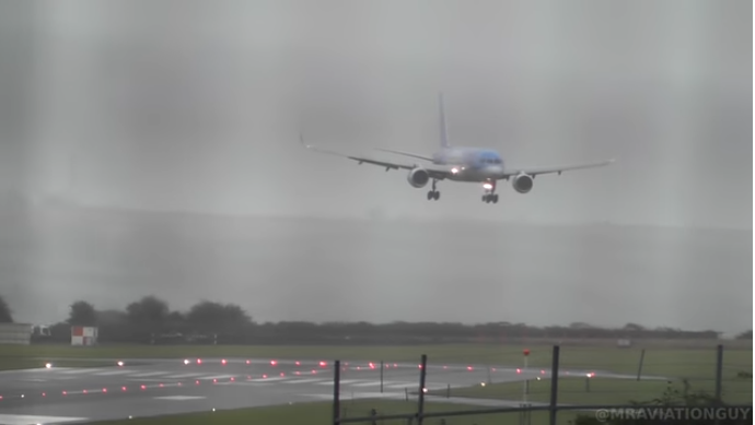 Απίστευτο βίντεο: Boeing προσγειώνεται με το πλάι λόγω ισχυρών ανέμων