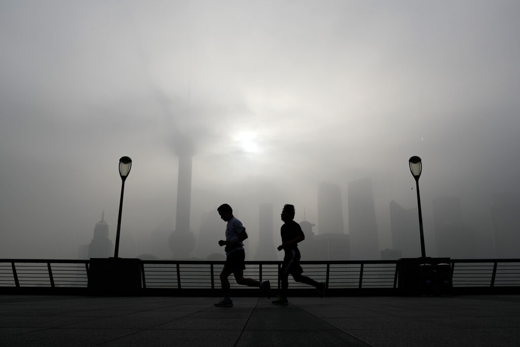 Χαμός λόγω ομίχλης στην Κίνα – Δε βλέπουν ούτε στα 50 μέτρα