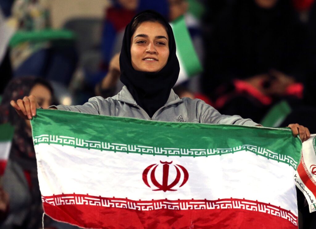 «Επανάσταση» στο Ιράν: Άνοιξαν το γήπεδο για τις γυναίκες! (Photos)