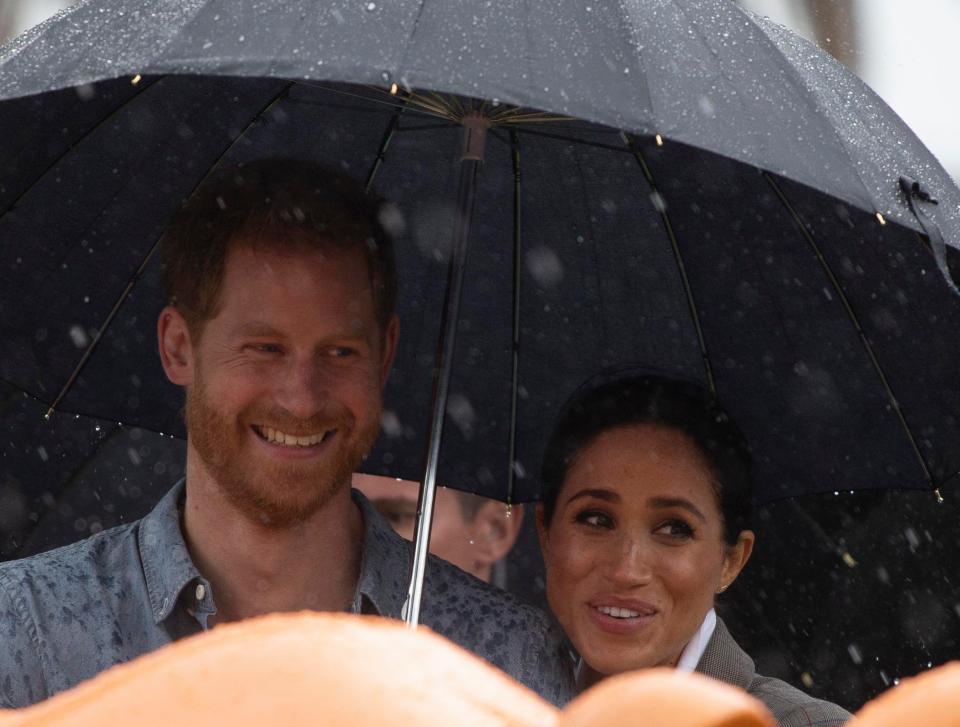 Η τρυφερή στιγμή που η Μέγκαν κράτησε την ομπρέλα για να μη βρέχεται ο Χάρι (Photos)