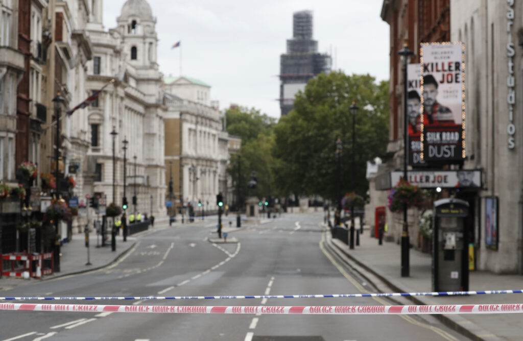 Ελεγχόμενη έκρηξη ύποπτου δέματος κοντά στο βρετανικό κοινοβούλιο (Video – Photos)