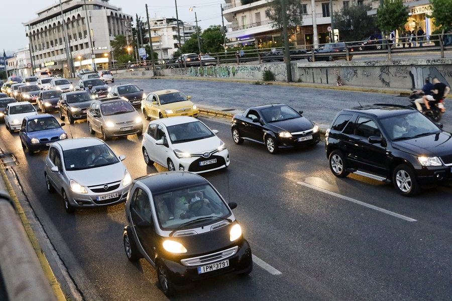 ΑΑΔΕ: Φρένο στην αναγκαστική ακινησία για τα ανασφάλιστα οχήματα