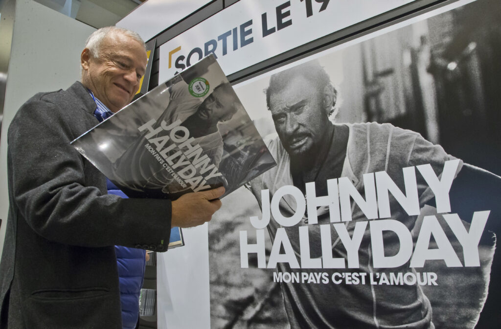 Ουρές στη Γαλλία για τον τελευταίο δίσκο του Τζόνι Χαλιντέι (Video)