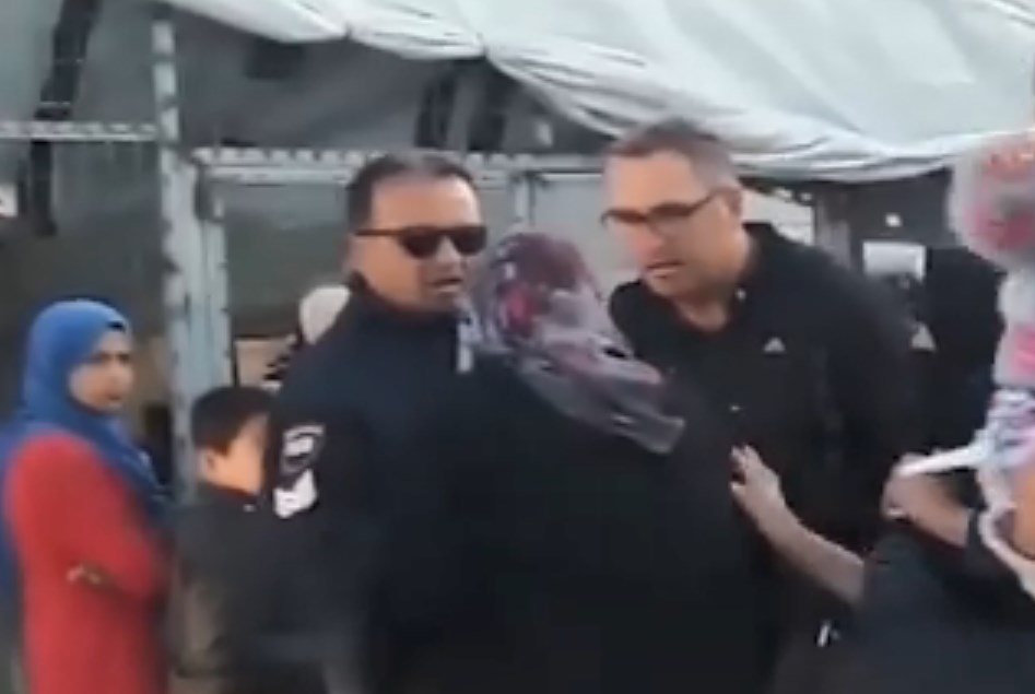 Μόρια: Χυδαίος τραμπουκισμός αστυνομικού σε ηλικιωμένη πρόσφυγα (video)