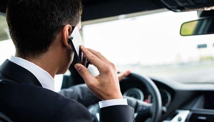 «Μάστιγα» στους ελληνικούς δρόμους η χρήση κινητού τηλεφώνου από οδηγούς – Πότε είναι νόμιμη